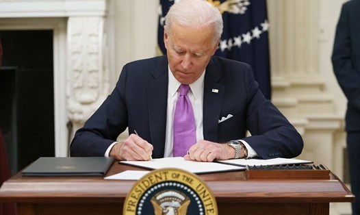 Tổng thống Joe Biden ký sắc lệnh hành pháp. Ảnh: AFP