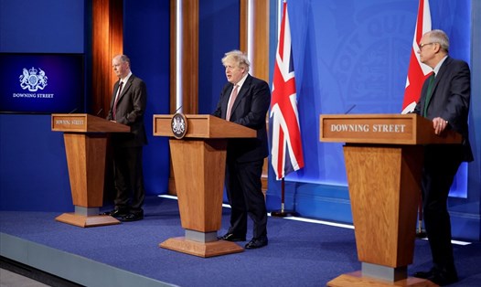 Thủ tướng Anh Boris Johnson công bố kế hoạch sống chung với COVID-19 trong cuôc họp ngày 21.2. Ảnh: AFP