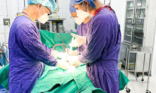Các bác sĩ Trung tâm Nam học (Bệnh viện Hữu nghị Việt Đức) phẫu thuật cấp cứu cho bệnh nhân. Ảnh: BVCC