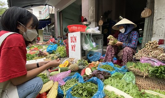 Người dân ở Đà Nẵng đổ xô đi mua chanh, sả, gừng để xông điều trị, phòng chống COVID-19. Ảnh: Thanh Chung