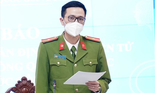 Thiếu tá Hoàng Văn Dũng thông tin về việc cấp tài khoản định danh điện tử. Ảnh: V.D