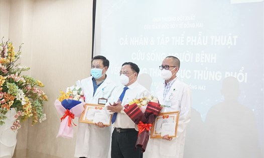 Ông Phan Huy Anh Vũ - Giám đốc Sở Y tế tỉnh Đồng Nai (giữa) khen thưởng các cá nhân, tập thể Bệnh viện Quốc Tế Hoàn Mỹ Đồng Nai. Ảnh: Hà Anh Chiến