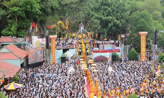 Quán Thế Am là lễ hội tâm linh ở Đà Nẵng thu hút rất đông du khách. Ảnh: Lao Động