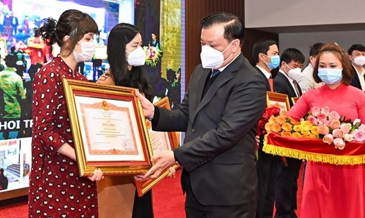 Bí thư Thành ủy Hà Nội Đinh Tiến Dũng trao Bằng khen của Thủ tướng cho các tập thể có thành tích xuất sắc. Ảnh: Dương Tùng