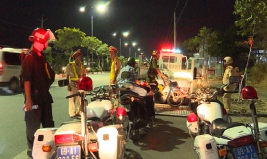 Lực lượng CSGT ra quân lập lại trật tự an toàn giao thông trên địa bàn tỉnh Cà Mau. Ảnh: Nhật Hồ