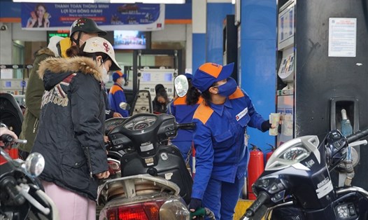 Giá xăng dầu tăng mạnh sau nhiều kỳ điều chỉnh. Ảnh Tùng Giang