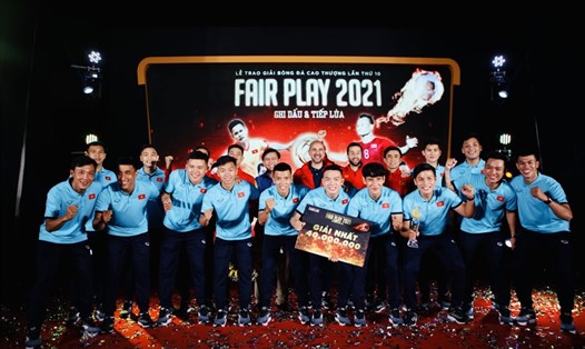 Tuyển futsal Việt Nam nhận danh hiệu Fair Play 2021. Ảnh: T.Q