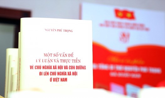 Cuốn sách “Một số vấn đề lý luận và thực tiễn về CNXH và con đường đi lên CNXH ở Việt Nam” của Tổng Bí thư Nguyễn Phú Trọng.