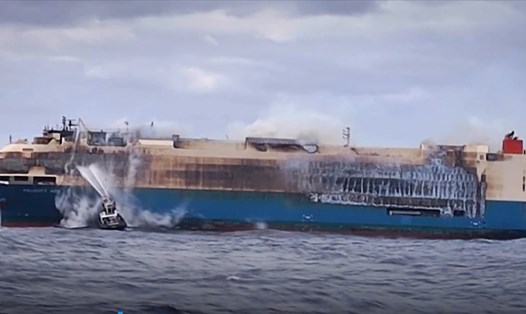 Con tàu chở 4.000 siêu xe sau 5 ngày bị cháy. Ảnh: Hải quân Bồ Đào Nha