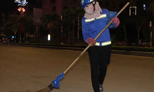 Các công nhân vệ sinh môi trường bắt đầu quét dọn đường phố từ sau 10h đêm, để tránh ảnh hưởng đến việc lưu thông cũng như sinh hoạt của người dân. Ảnh: H.L