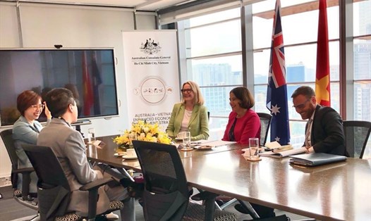 Đại sứ Australia tại Việt Nam Robyn Mudie (giữa), Tổng lãnh sự Sarah Hooper (trái) và Tham tán kinh tế David Gottlieb (phải) đã gặp gỡ đội ngũ Ascend Vietnam Ventures tại buổi ra mắt. Ảnh: ĐSQ Australia