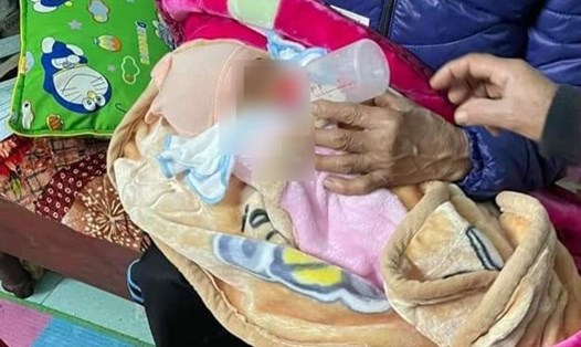 Bé gái sơ sinh bị bỏ rơi hiện đang được chăm sóc tại chùa Đại An (xã Tự Tân, huyện Vũ Thư, tỉnh Thái Bình). Ảnh: CTV