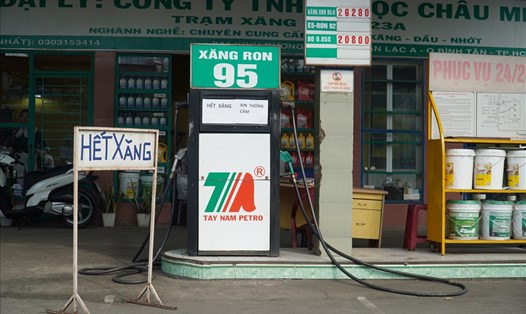 Xăng tăng giá, một số cửa hàng xăng dầu vẫn không có xăng để bán. Ảnh: Ngọc Lê