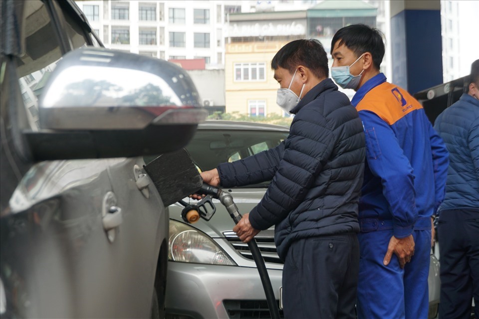 Giá xăng tăng cao: Sao không cất ôtô để đi xe đạp, xe buýt?