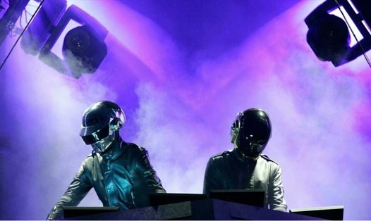 Daft Punk bất ngờ xuất hiện trở lại trên mạng xã hội với một buổi phát trực tiếp và tái phát hành album đầu tay. Ảnh: AFP
