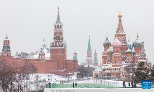 Điện Kremlin phủ đầy tuyết và Nhà thờ Thánh Basil ở thủ đô Mátxcơva, Nga, ngày 26.1.2022. Ảnh: Xinhua