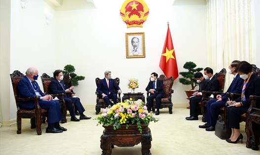 Phó Thủ tướng Thường trực Chính phủ Phạm Bình Minh tiếp Đặc phái viên của Tổng thống Mỹ John Kerry. Ảnh: Bộ Ngoại giao