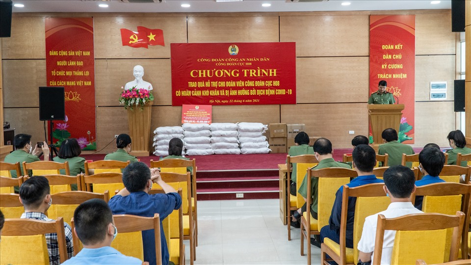 Công đoàn Cục H08 tổ chức trao hỗ trợ cho đoàn viên khó khăn do COVID-19. Ảnh: CĐCC