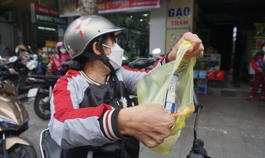 Người dân Đà Nẵng đang "rộn ràng" với việc mua kit test nhanh và tự điều trị COVID-19 tại nhà. Ảnh: Thanh Chung