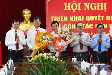 Tỉnh uỷ Đồng Nai trao quyết định bổ nhiệm cho ông Đào Văn Tuấn (ở giữa). Ảnh: Hà Anh Chiến