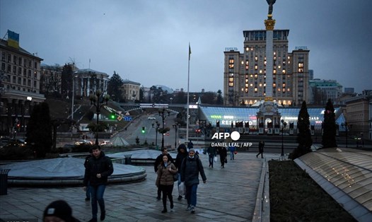 Mọi người đi bộ ở trung tâm Kiev sáng 24.2. Ảnh minh họa. Ảnh: AFP