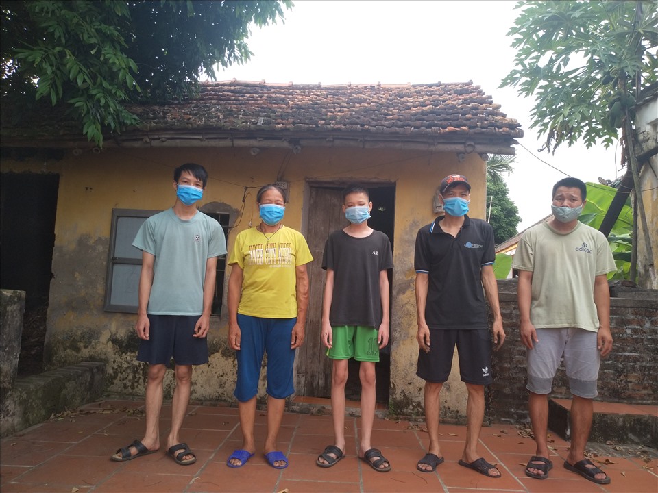 Bà Kỹ (áo vàng) cùng bốn người con trong cảnh khó khăn, túng thiếu.