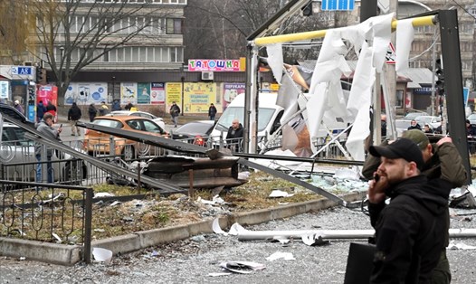 Xác một quả pháo rơi xuống con phố ở Kiev, Ukraina, ngày 24.2.2022. Ảnh: AFP