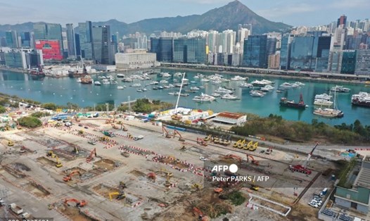 Bức ảnh chụp từ trên không ngày 24.2.2022, cho thấy toàn cảnh một cơ sở điều trị bệnh nhân COVID-19 đang được xây dựng tại Kai Tak - một sân bay cũ của Hong Kong đã đóng cửa vào năm 1998. Ảnh: AFP