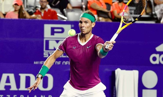 Rafael Nadal dễ dàng tiến vào vòng tứ kết Mexican Open 2022, dù anh diễn tả việc vượt qua Stefan Kozlov là "một trận đấu kỳ lạ". Ảnh: AFP