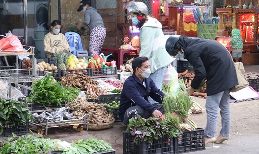 Giá cả các mặt hàng rau củ  tại Đà Nẵng vẫn giữ nguyên dù giá xăng tăng cao. Ảnh: Nguyễn Linh