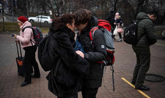 Cặp đôi bên ngoài nhà ga Kiev, Ukraina ngày 24.2. Ảnh: AFP