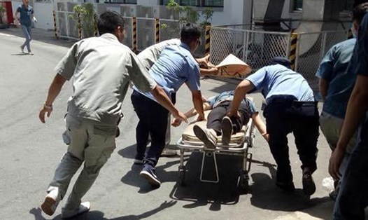 Một công nhân tại Quảng Ninh bị tai nạn lao động. Ảnh: Nguyễn Hùng