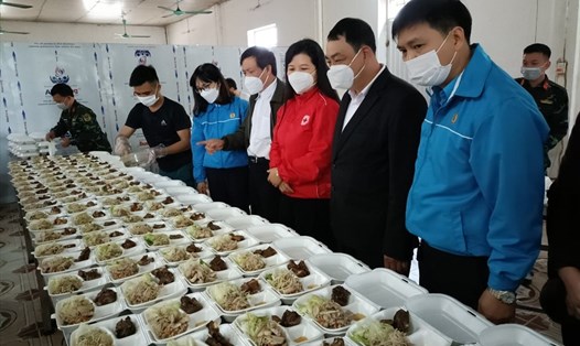 Cán bộ công đoàn tỉnh Tuyên Quang kiểm tra quy trình sản xuất bữa ăn hỗ trợ đoàn viên khó khăn do COVID-19. Ảnh: CĐTQ