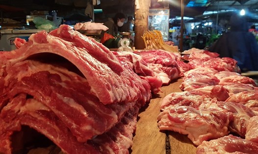 Mặc dù giá lợn hơi liên tiếp được điều chỉnh giảm, nhưng giá thịt lợn tại các chợ dân sinh vẫn "cố thủ" ở mức cao. Ảnh: Vũ Long