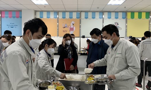 Chủ tịch LĐLĐ tỉnh Nghệ An Kha Văn Tám kiểm tra công tác chuẩn bị bữa ăn ca cho công nhân tại doanh nghiệp. Ảnh: QĐ