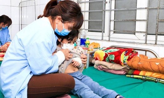 Bé gái bị bỏng do xông nước lá phòng COVID-19 đang được điều trị tại Bệnh viện Sản Nhi Nghệ An. Ảnh: HĐ