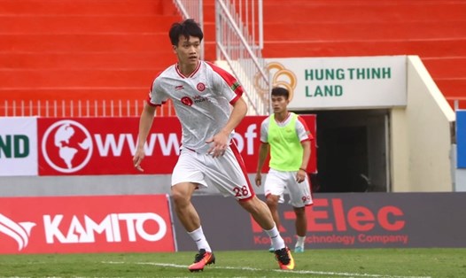 Nguyễn Hoàng Đức háo hức tập luyện trên sân Quy Nhơn chiều 24.2. Ảnh: Viettel FC