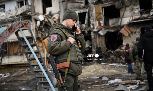 Khu nhà dân ở ngoại ô Kiev bị trúng đạn pháo, ngày 25.2. Ảnh: AFP