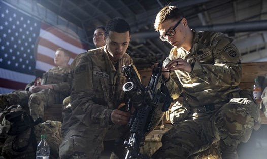 Binh sĩ Sư đoàn Dù số 82 của Lục quân Mỹ chuẩn bị triển khai đến Châu Âu, tại Fort Bragg, Bắc Carolina, ngày 14.2.2022. Ảnh: AP