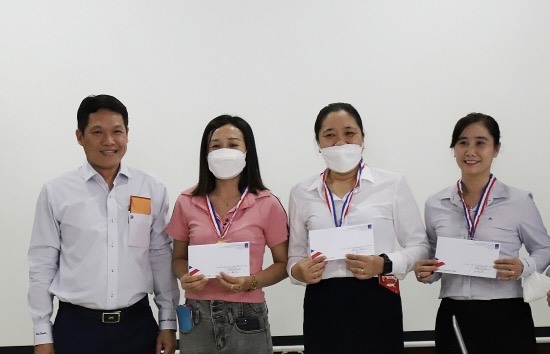 Ban tổ chức trao các giải cho tập thể và cá nhân đoạt giải. Ảnh: CĐN