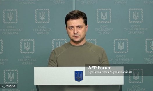 Tổng thống Ukraina Volodymyr Zelensky phát biểu trong một thông điệp video ngày 24.2.2022. Ảnh: AFP