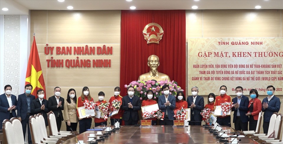 Lãnh đạo tỉnh Quảng Ninh và Tập đoàn TKV khen thưởng HLV, cầu thủ Đội bóng đá nữ TKV tham gia Đội tuyển Bóng đá nữ quốc gia. Ảnh: TKV