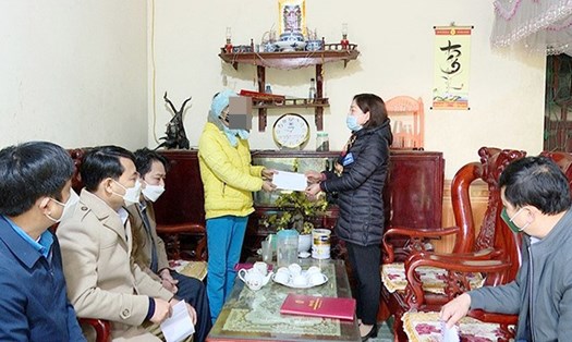 Lãnh đạo Liên đoàn Lao động huyện Thanh Ba trao quà cho gia đình anh Tạ Hồng Nguyên. Ảnh: Đoàn Quỳnh