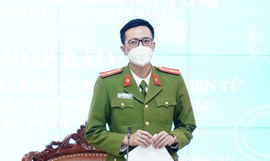 Thiếu tá Hoàng Văn Dũng cho biết, dự kiến từ cuối tháng 2, Bộ Công an sẽ cấp tài khoản định danh điện tử cho công dân. Ảnh: V.D