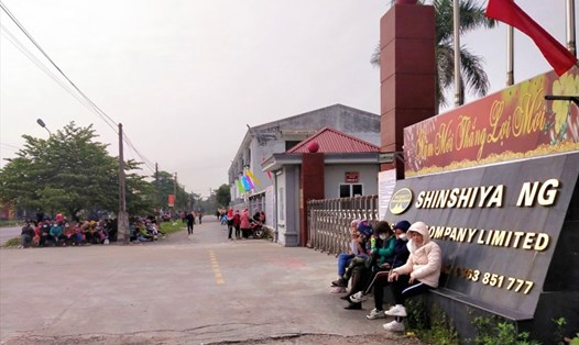 Công nhân Công ty TNHH Shinshiya-NG Việt Nam (Cụm công nghiệp Đông La, huyện Đông Hưng, tỉnh Thái Bình) ngừng việc, tập trung trước cổng công ty vào sáng nay, 25.2. Ảnh: T.D