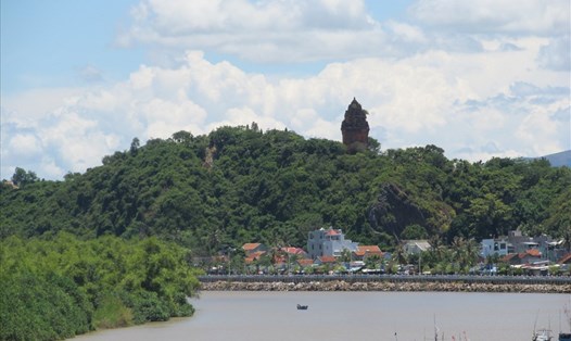 Tháp Nhạn nhìn từ phía dưới sông Ba.