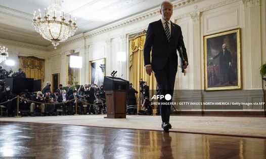 Tổng thống Mỹ Joe Biden rời đi sau khi phát biểu về động thái quân sự của Nga ở Ukraina tại phòng Đông của Nhà Trắng ngày 24.2. Ảnh: AFP