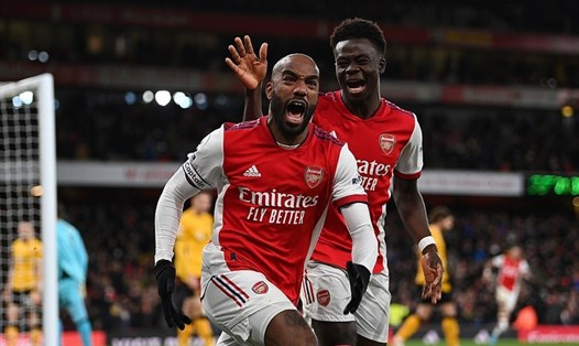 Lacazette và Saka trong khoảnh khắc Arsenal giành chiến thắng trước Wolves. Ảnh: AFP