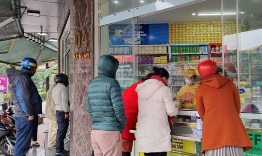 Một quầy thuốc ở thành phố Đông Hà, tỉnh Quảng Trị có nhiều người đến mua các loại thuốc phòng, chống dịch COVID-19 và kit test nhanh COVID-19. Ảnh: Hưng Thơ.