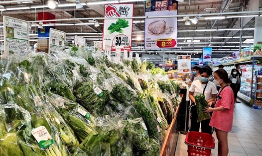 Giá rau xanh bán tại siêu thị tương đối ổn định vì được siêu thị thu mua theo số lượng lớn. Ảnh: Vũ Long